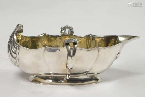 A Regency style gravy boat in silver and vermeil i…