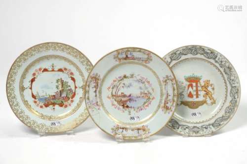 Set of three plates in polychrome porcelain of the…