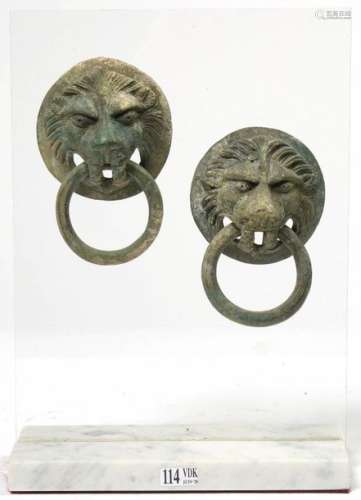 Pair of door or chest handles in bronze and iron c…