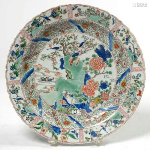 Large round dish with a chantourné rim in polychro…