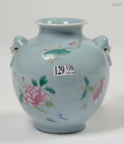 Small polychrome porcelain vase of China with flor…