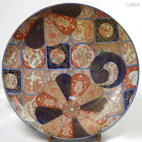 Large round dish in polychrome porcelain of Imari …