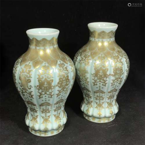 White glazed Gold Vase