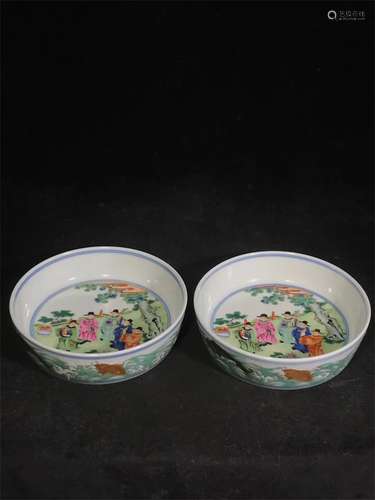 A pair of bowls for fighting color characters