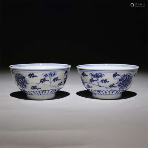 guangxu official kiln A pair of tea cups decorated with blue and white flowers
