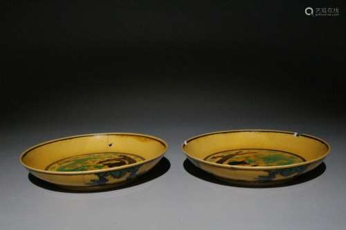 A pair of yellow glaze green purple dragon pattern discs