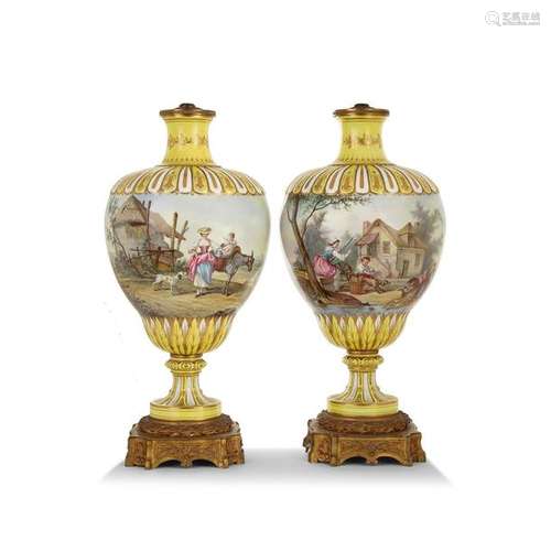 PAIR OF VASES IN PORCELAIN OF PARIS, END OF XIXe S…