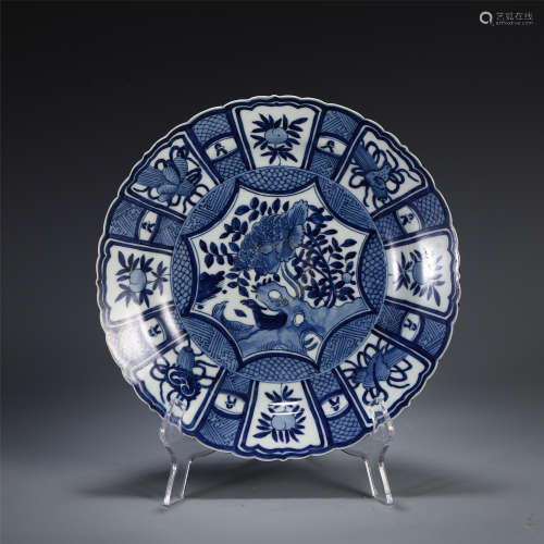 A CHINESE BLUE AND WHITE PORCELAIN BIRD AND FLOWER PATTERN PLATE