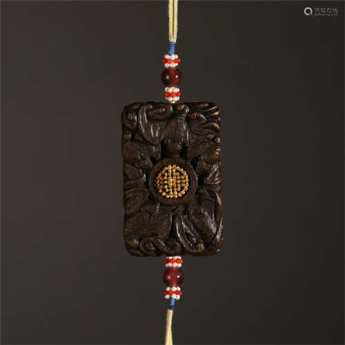 A CHINESE AGALWOOD PLAQUE PENDANT