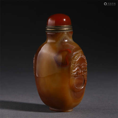 A CHINESE CARVED DOUBLE BEAST FACED AGATE SNUFF BOTTLE