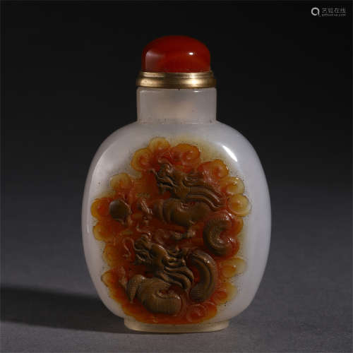 A CHINESE CARVED DRAGON AGATE SNUFF BOTTLE