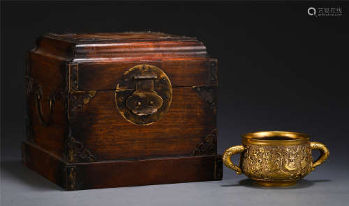 A CHINESE GILT BRONZE BIRD AND FLOWER PATTERN DOUBLE HANDLE LIBATION CUP