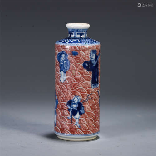 A CHINESE PORCELAIN BLUE AND WHITE UNDERGLAZED RED FIGURE PATTERN SNUFF BOTTLE