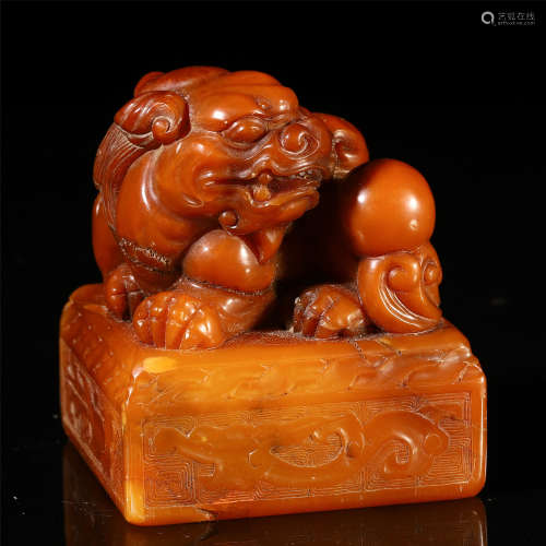 A CHINESE CARVED BEAST PLAY BALL PATTERN TIANHUANG SEAL