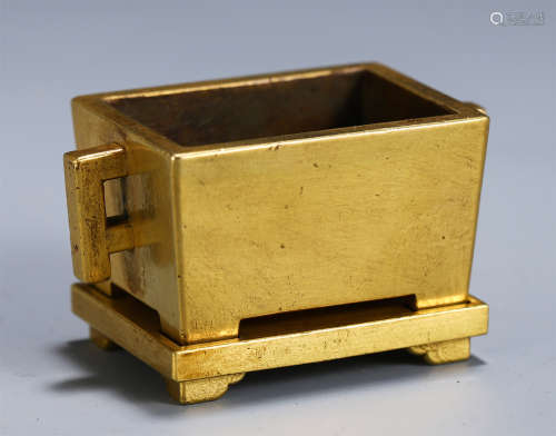 A CHINESE GILT BRONZE DOUBLE HANDLE SQUARE CENSER