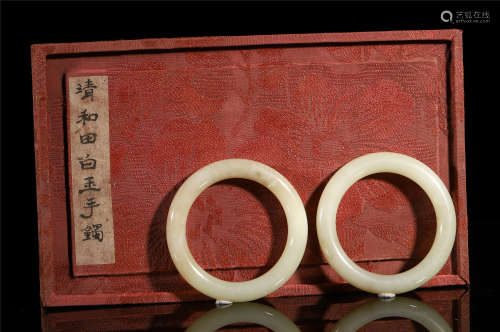 A PAIR OF CHINESE HETIAN JADE BRACELET