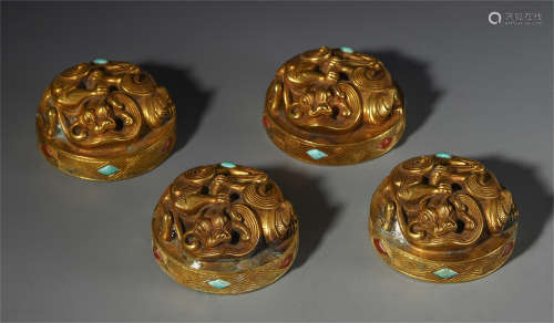 A SET OF CHINESE GILT BRONZE GEM STONE INLAID BEAST PATTERN TABLE ITEM