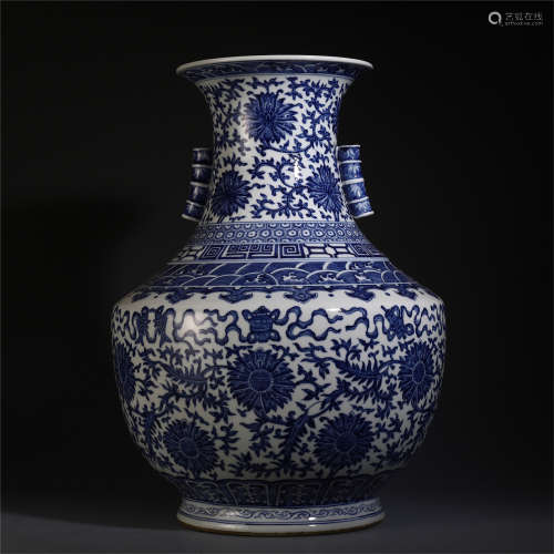 A CHINESE BLUE AND WHITE PORCELAIN FLOWER PATTERN ARROW VASE