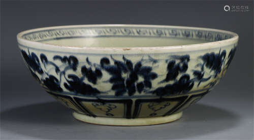 A CHINESE BLUE AND WHITE PORCELAIN FLOWER PATTERN BOWL