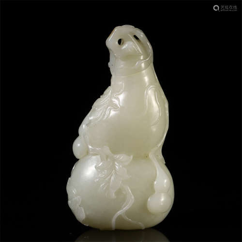 A CHINESE ANCIENT CARVED JADE GOURD VASE