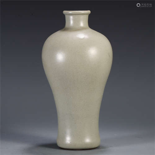 A CHINESE PORCELAIN GUAN TYPE VASE