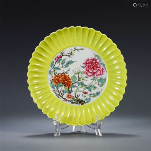 A CHINESE PORCELAIN YELLOW GLAZED FLOWER PATTERN PLATE