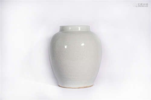 A White Glazed Jar Jiajing Period