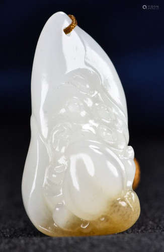 A HETIAN JADE FIGURE PENDANT