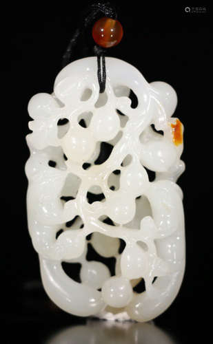 A HETIAN JADE PENDANT HOLLOW CARVED