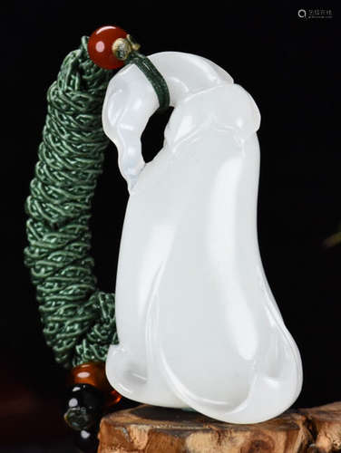 A HETIAN JADE PENDANT SHAPED WITH FLOWER