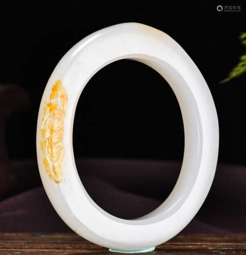 A HETIAN JADE BANGLE