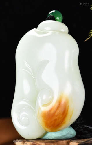 A HETIAN JADE PENDANT SHAPED WITH BERGAMOT