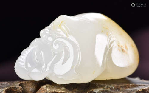 A HETIAN JADE ELEPHANT PENDANT