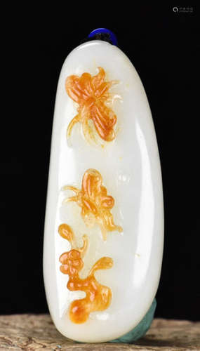 A HETIAN JADE PENDANT CARVED WITH BUTTERFLY&FLOWER