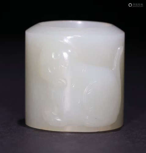 A HETIAN JADE RING WITH PATTERN