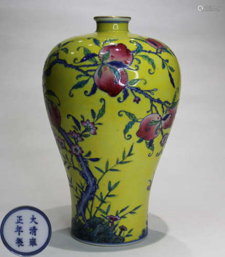 A FAMILLE ROSE GLAZE MEIPING VASE PAINTED WITH LONGEVOUS PEACH