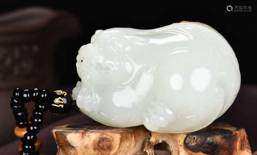 A HETIAN JADE PENDANT SHAPED WITH BEAST