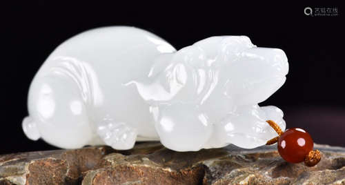 A HETIAN JADE DOG PENDANT