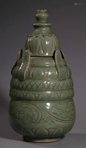 A LONGQUAN YAO VASE WITH LOTUS FLOWER