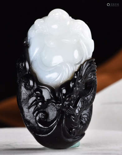 A HETIAN JADE PENDANT CARVED WITH BUDDHA&DRAGON