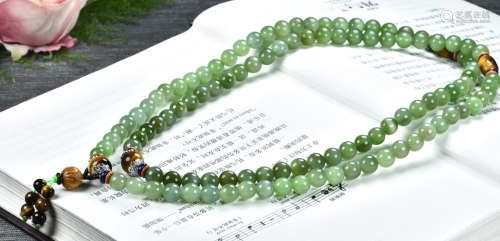 A GREEN JADE CARVED BEADS STRING NECKLACE