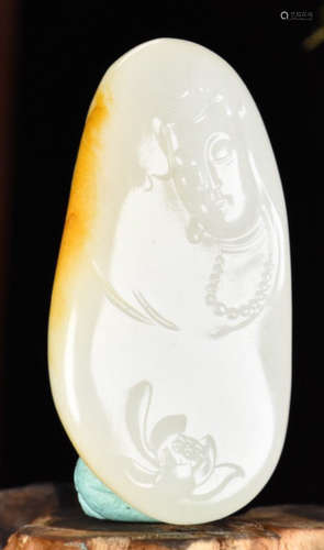 A HETIAN JADE PENDANT CARVED WITH GUANYIN BUDDHA