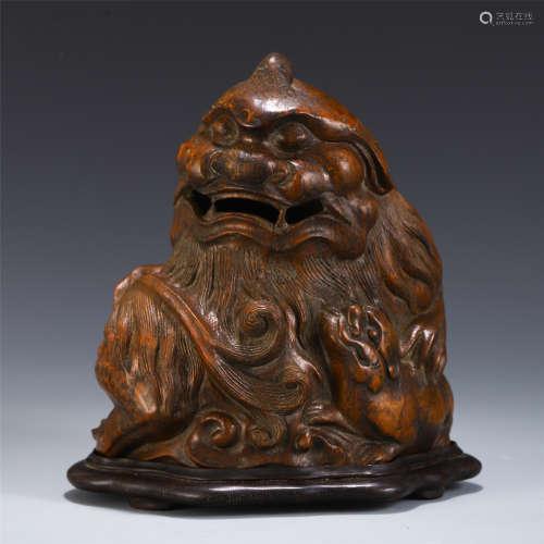 A CHINESE BAMBOO CARVED LION SHAPE INCENSE