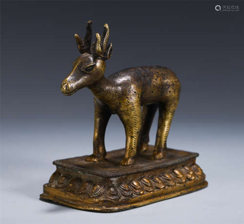 A CHINESE BRONZE BEAST SHAPE TABLE ITEM