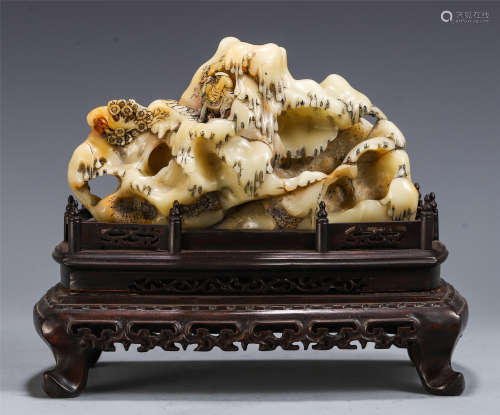 A CHINESE SHOUSHAN STONE CARVED FIGURE AND STORY OPENWORK TABLE ITEM
