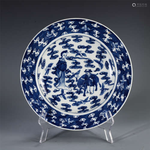 A CHINESE BLUE AND WHITE PORCELAIN FIGURE AND FLOWER PATTERN PLATE