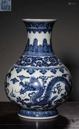 A BLUE&WHITE GLAZE DRAGON PATTERN VASE