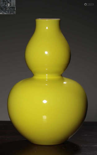 A LEMON YELLOW GLAZE GOURD VASE