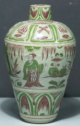 AN UNDERGLAZE RED GREEN FIGURE PATTERN VASE