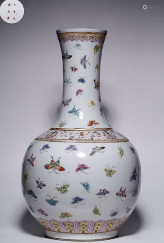 A FAMILLE ROSE GLAZE BUTTERFLY PATTERN VASE